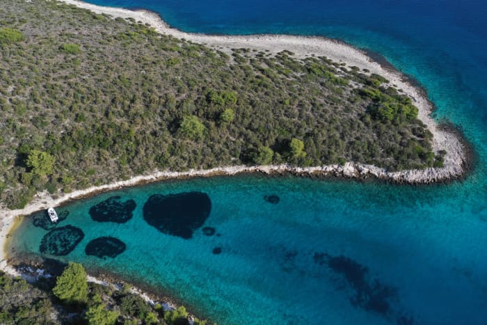 Scopri Stari Grad a bordo di un motoscafo per 7 ore e 30 minuti.