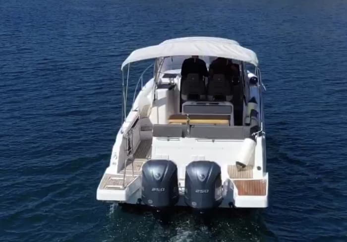 Scopri Stari Grad a bordo di un motoscafo per 7 ore e 30 minuti.