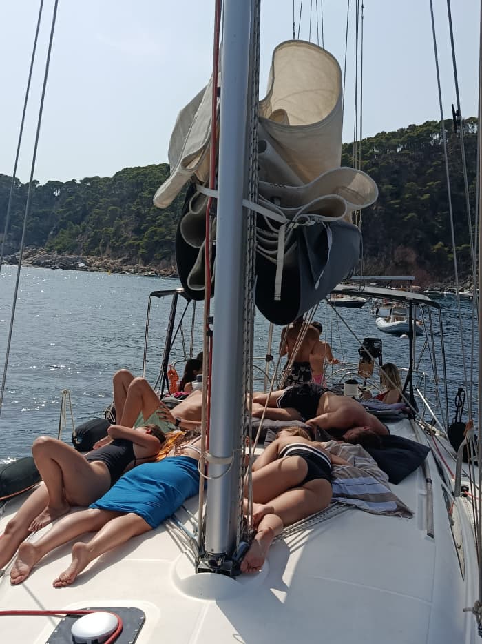 Enjoy a full day of sailing in Palamós aboard a sailboat just for your group, family or friends!