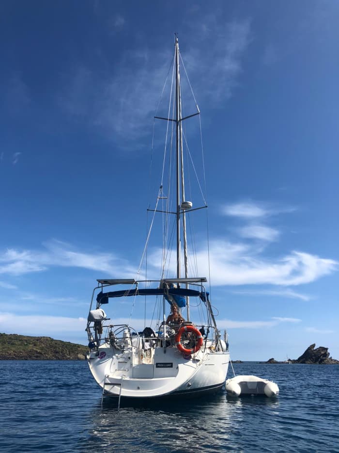 Enjoy a full day of sailing in Palamós aboard a sailboat just for your group, family or friends!