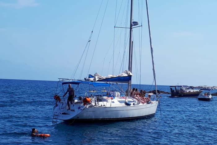 Enjoy a full day of sailing in Palamós aboard a sailboat just for your group, family or friends!