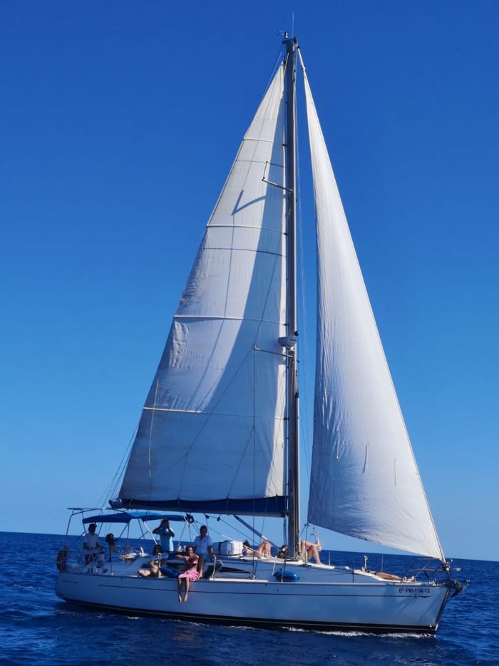 Enjoy a full day of sailing in Palamós aboard a sailboat just for your group, family or friends!