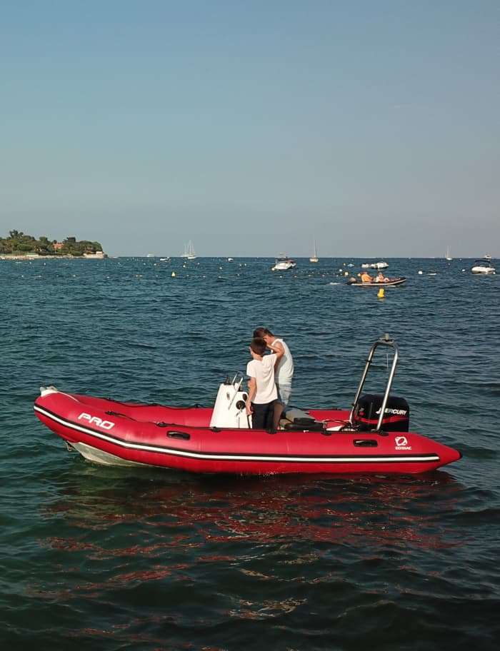 Half-day Grimaud discovery: Your short escape on a motorboat