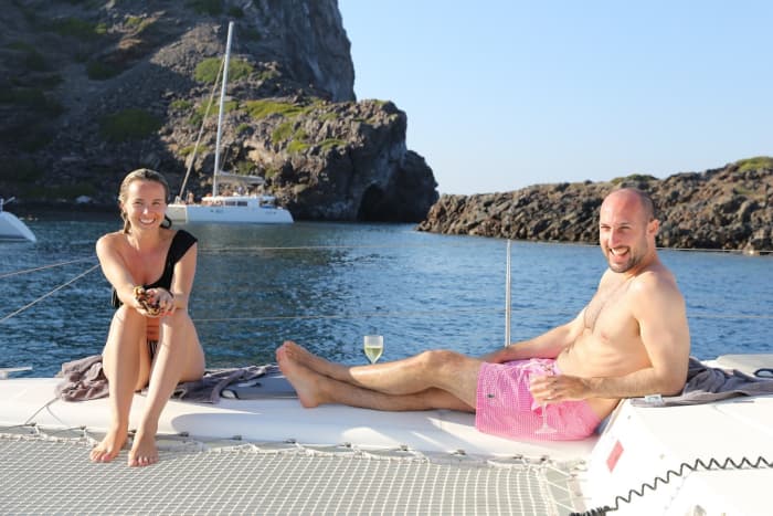 Private Tageskreuzfahrt mit dem Katamaran in Santorin (5 Stunden)