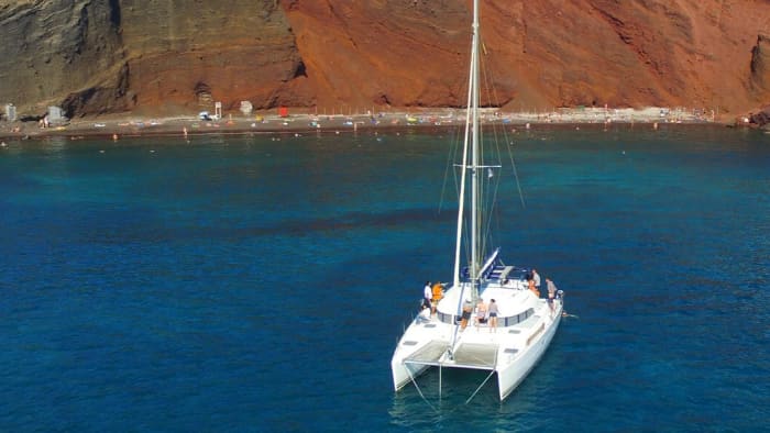 Private Tageskreuzfahrt mit dem Katamaran in Santorin (5 Stunden)