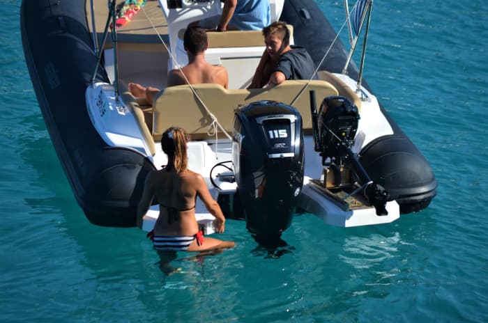 Blanc, bleu et divin : une journée complète sur un bateau à moteur