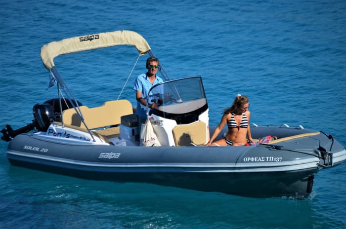 Blanc, bleu et divin : une journée complète sur un bateau à moteur