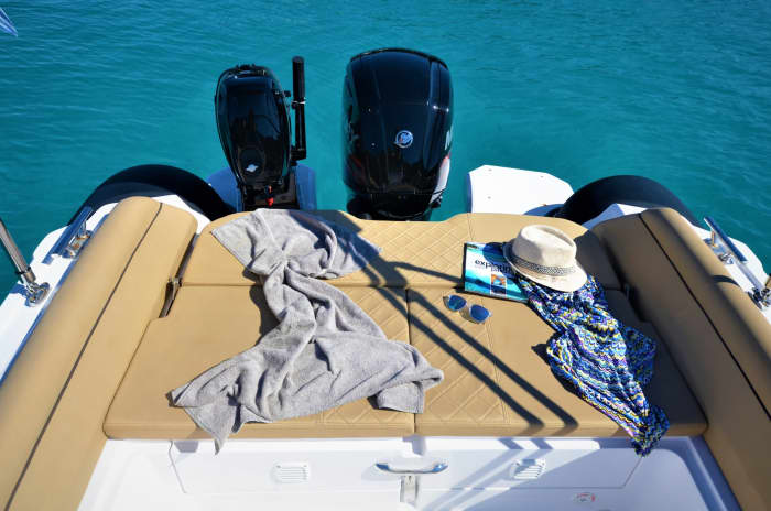 Blanc, bleu et divin : une journée complète sur un bateau à moteur