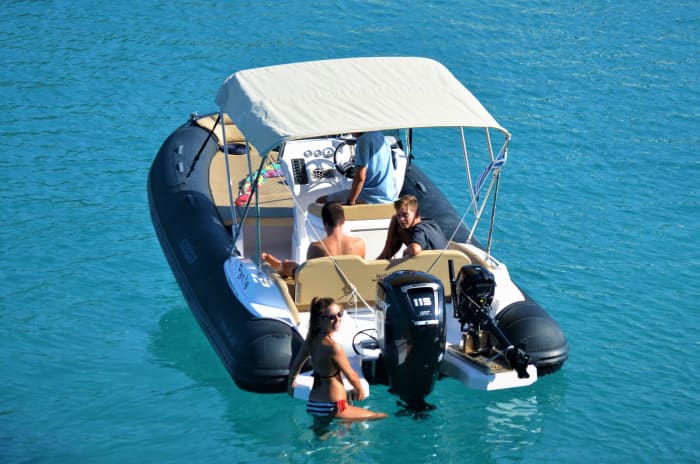 Blanc, bleu et divin : une journée complète sur un bateau à moteur