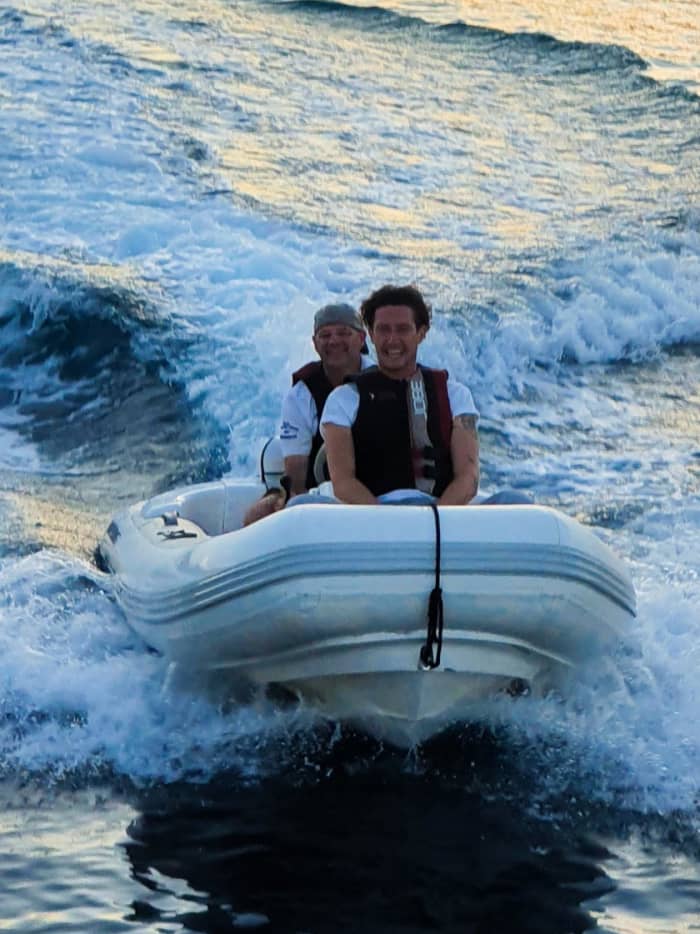 Relájate en una lancha motora en Cala d'Or durante 4 horas.