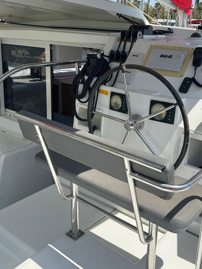 Passeio de catamarã ao longo da costa de Barcelona (até 12 pessoas)