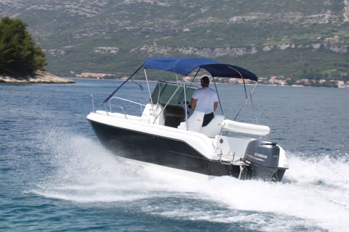 Découvrez Korčula : une journée ensoleillée en bateau à moteur