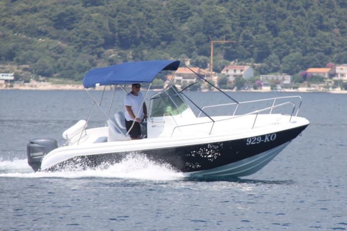 Découvrez Korčula : une journée ensoleillée en bateau à moteur