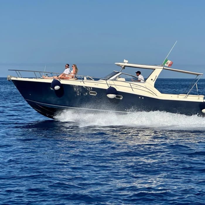 Ihr privates Motorboot für einen Tag rund um Santa Marina Salina