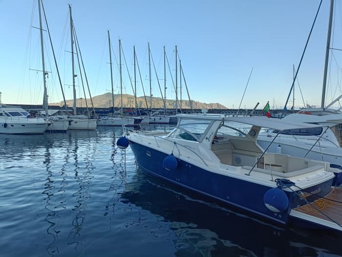 Ihr privates Motorboot für einen Tag rund um Santa Marina Salina