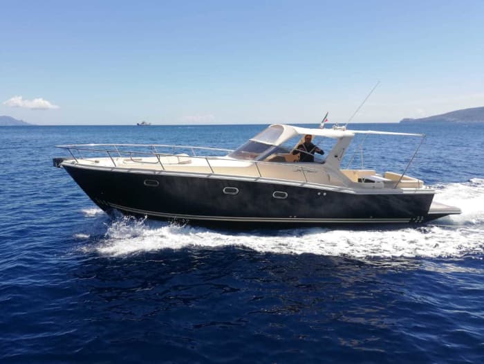 Ihr privates Motorboot für einen Tag rund um Santa Marina Salina