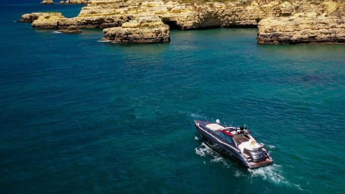 Escapade aux grottes de Benagil : une journée complète en yacht
