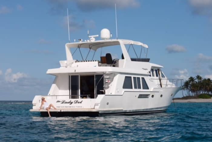Standard elevati a Nassau: mezza giornata di evasione su uno yacht a motore.