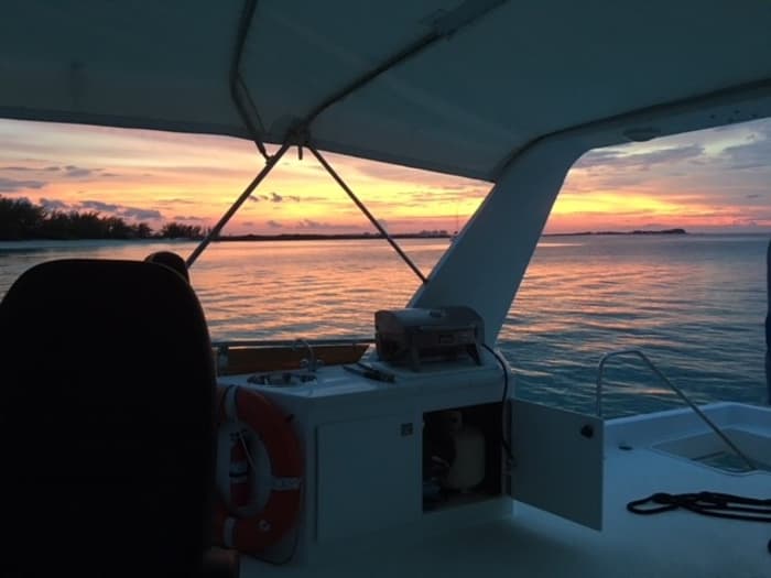 Standard elevati a Nassau: mezza giornata di evasione su uno yacht a motore.