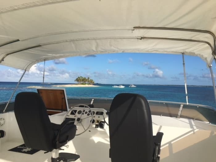 Standard elevati a Nassau: mezza giornata di evasione su uno yacht a motore.