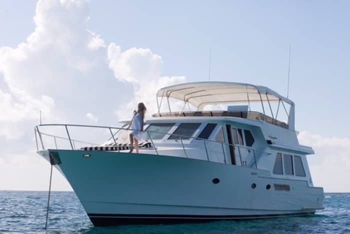 Standard elevati a Nassau: mezza giornata di evasione su uno yacht a motore.