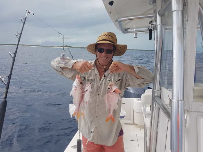 Standard elevati a Nassau: mezza giornata di evasione su uno yacht a motore.