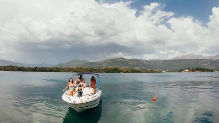 Duik in het plezier: een magische boottocht van een halve dag in Herceg Novi.