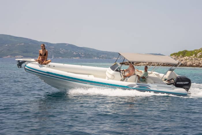 Vivez une excursion magique et insouciante sur la Riviera athénienne à bord du RIB Naysika !