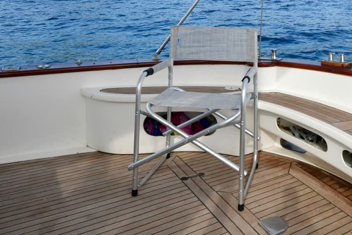 Excursión privada en barco por los alrededores de Castellabate a bordo de una lancha motora.