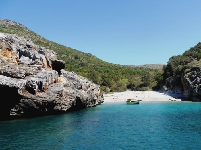 Excursión privada en barco por los alrededores de Castellabate a bordo de una lancha motora.
