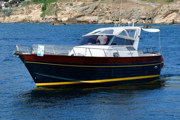Excursión privada en barco por los alrededores de Castellabate a bordo de una lancha motora.