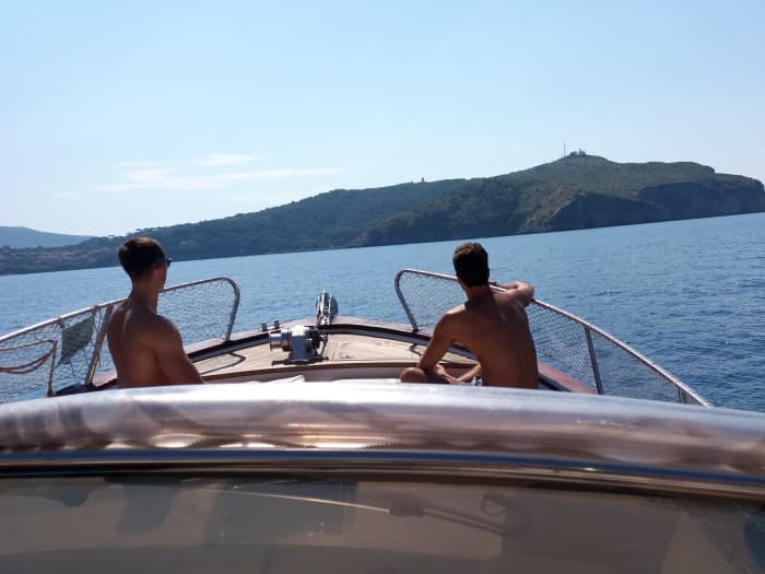 Excursión privada en barco por los alrededores de Castellabate a bordo de una lancha motora.