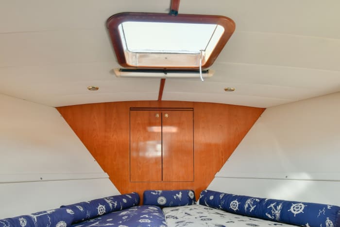 Excursión privada en barco por los alrededores de Castellabate a bordo de una lancha motora.