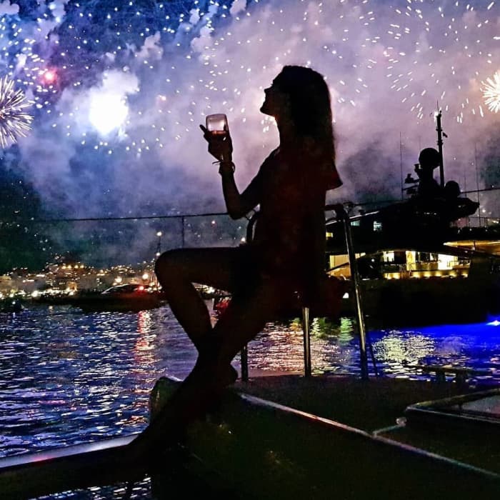 Uroczysty rejs o zachodzie słońca u wybrzeży Cannes