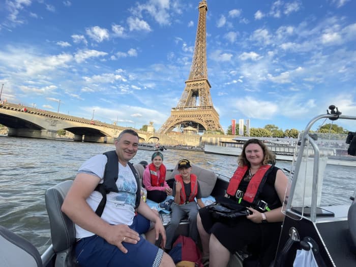 Half-day motorboat rental in Paris