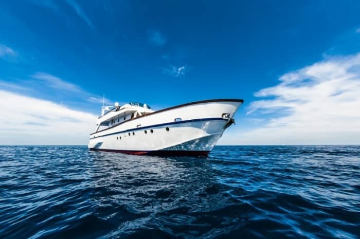 Explorez Marsaxlokk en une demi-journée : louez un bateau à moteur pour 4 h