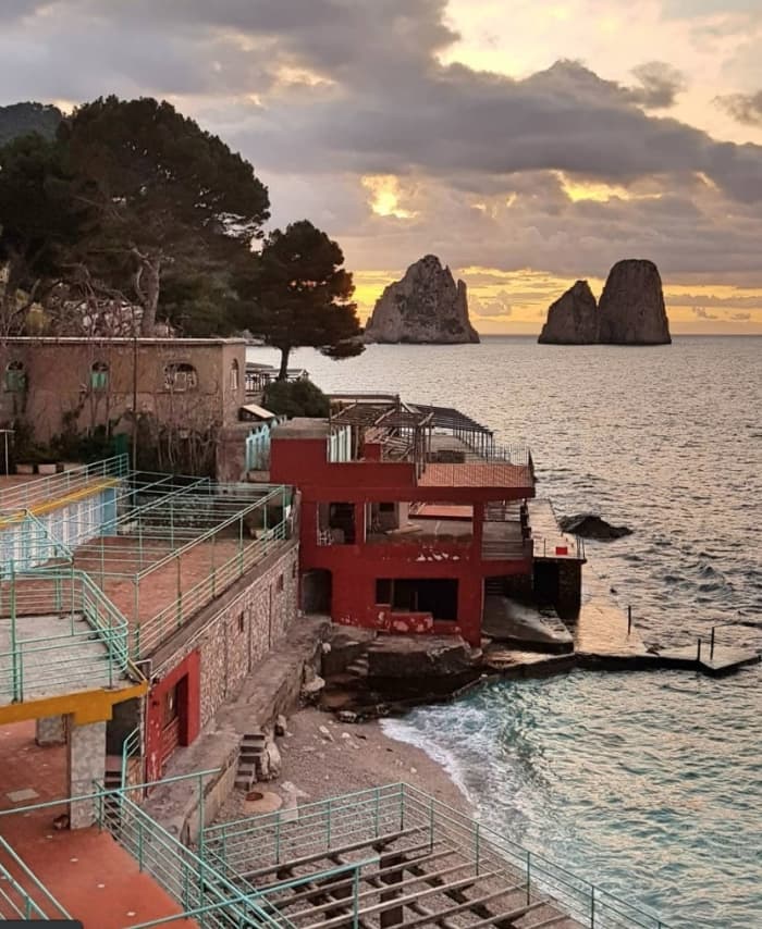 Nehmen Sie sich einen halben Tag Zeit, um sich auf einem Motorboot in Capri zu entspannen.