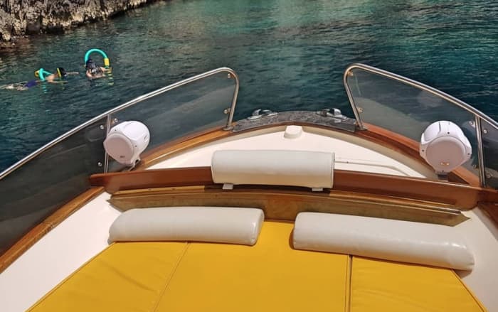 Nehmen Sie sich einen halben Tag Zeit, um sich auf einem Motorboot in Capri zu entspannen.
