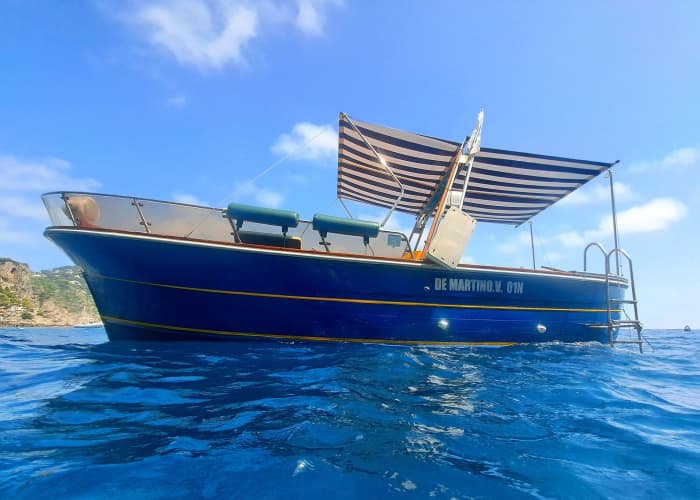 Nehmen Sie sich einen halben Tag Zeit, um sich auf einem Motorboot in Capri zu entspannen.