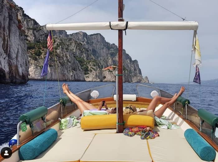 Nehmen Sie sich einen halben Tag Zeit, um sich auf einem Motorboot in Capri zu entspannen.