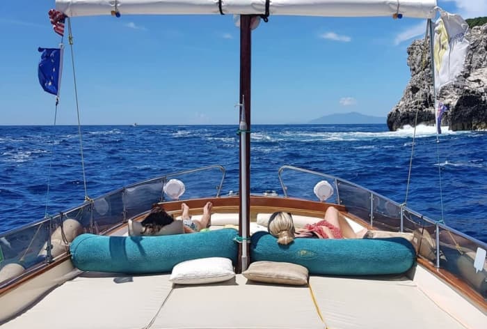 Nehmen Sie sich einen halben Tag Zeit, um sich auf einem Motorboot in Capri zu entspannen.