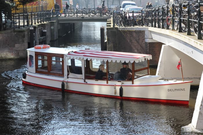 2h30 to explore Amsterdam on a motorboat