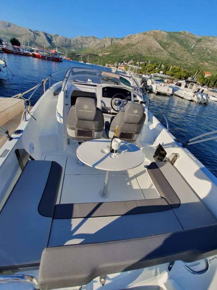 Ihr Tag in Cavtat: Mieten Sie ein Motorboot für einen ganzen Tag voller Entdeckungen