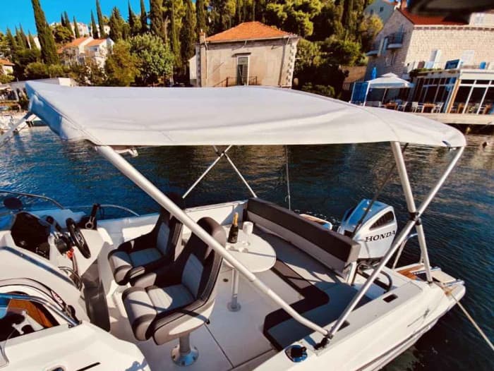 Ihr Tag in Cavtat: Mieten Sie ein Motorboot für einen ganzen Tag voller Entdeckungen