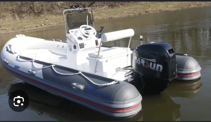 Ein Tagesausflug nach Empuriabrava mit einem 5 m langen Festrumpfschlauchboot ohne Kapitän für 7 Personen