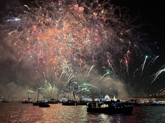 Lisbon: Celebrate New Year's Eve and enjoy the show on board a catamaran