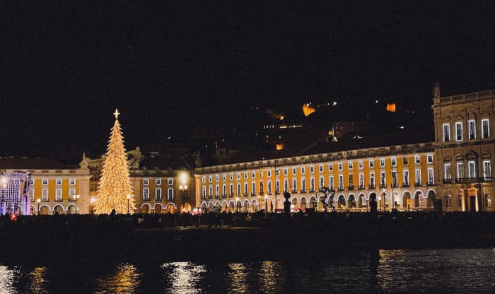 Lisbon: Celebrate New Year's Eve and enjoy the show on board a catamaran