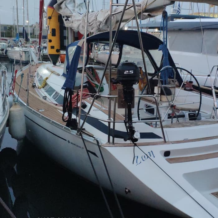 Discover Athens on a sailboat for a full day