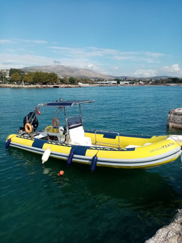 Half-day Varkiza discovery: Your short escape on a motorboat