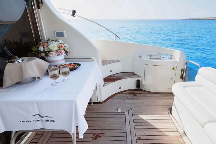 Erkunden Sie die Blaue Lagune mit der luxuriösen Azimut 42